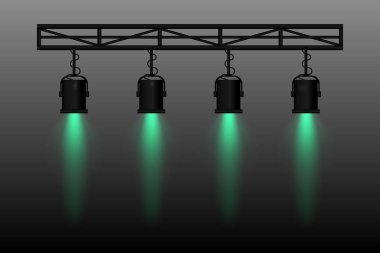 Spot ışığı ayarlandı. Dört sahne ışığı yeşil kiriş, kiriş yapısına asılı. Tiyatro, konser, gösteri ve etkinlikler için profesyonel ışıklandırma ekipmanları. Odaklanmış aydınlatma, performans ayarları.