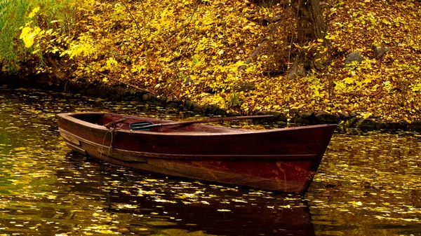 Loď Vodě Podzimní Park Lodí Zblízka — Stock fotografie