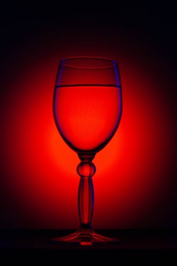 Siyah zemin üzerinde ışık olan bir cam.