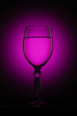 Siyah zemin üzerinde ışık olan bir cam.