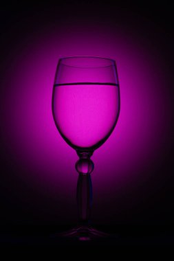 Siyah zemin üzerinde ışık olan bir cam.