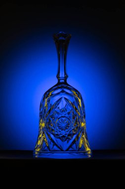 Işıklı siyah bir arkaplanda kristal