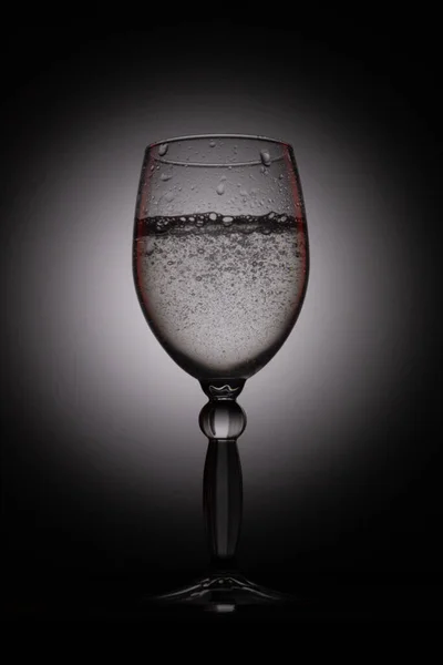 Glas Auf Schwarzem Hintergrund Mit Licht Und Blasen — Stockfoto