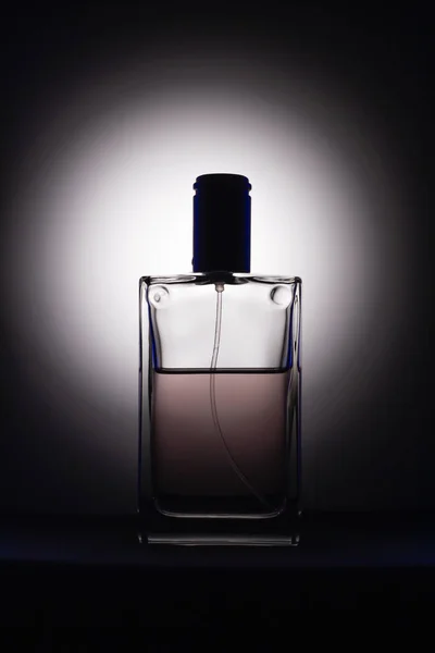 Butelka Perfum Czarnym Tle Białym Światłem — Zdjęcie stockowe