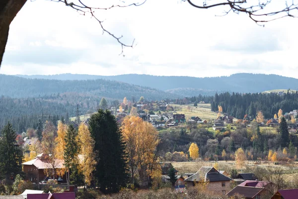 Pohled Domy Horách Velká Vesnice Lese Podzimní Pohled Město Osídlení — Stock fotografie