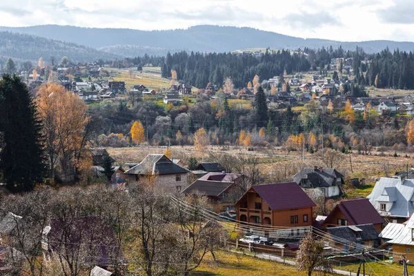 View Houses Mountains Large Village Forest Autumn View City Settlement — Stock Photo, Image