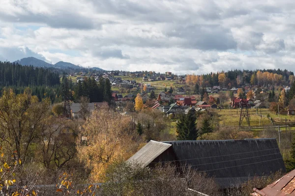 Blick Auf Häuser Den Bergen Ein Großes Dorf Wald Herbst — Stockfoto