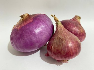 Koyu arkaplanda taze kırmızı soğan. 