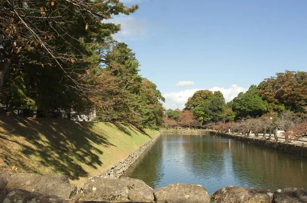 日本石贺县秋季蓝天喜康城堡美丽的城堡护城河 — 图库照片