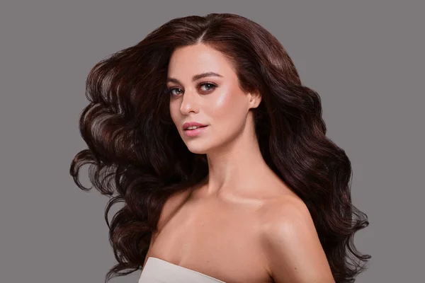Esmer kahverengi saçlı kadının güzel portresi.