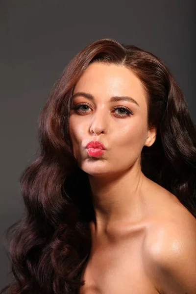 Bir kadından öpücük