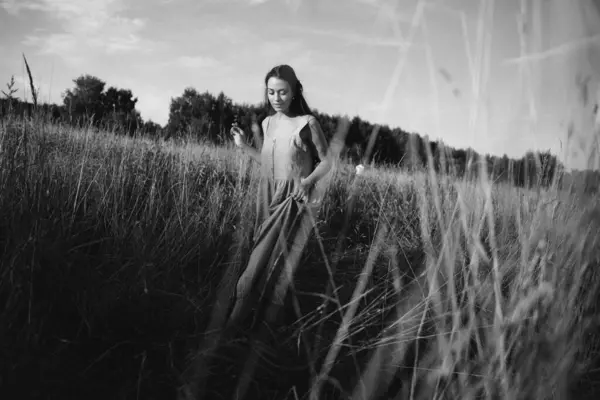 bir buket ile genç kız