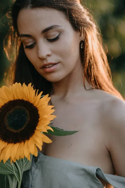 Çiçek çelenginde güzel bir kadın