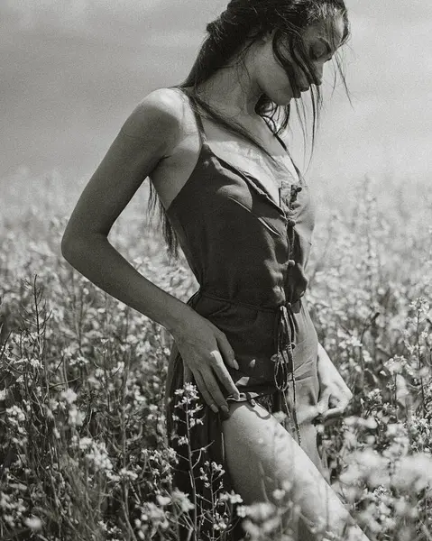 Çiçek tarlasında güzel bir kadın