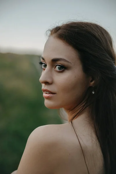 Beyaz elbiseli güzel bir kadının portresi.