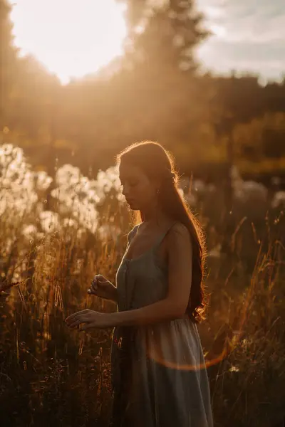 Alanında bir kitapla genç kadın