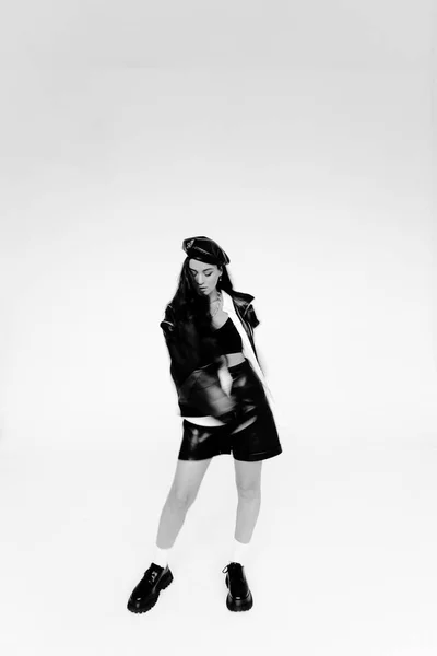 siyah elbise poz güzel genç kadın