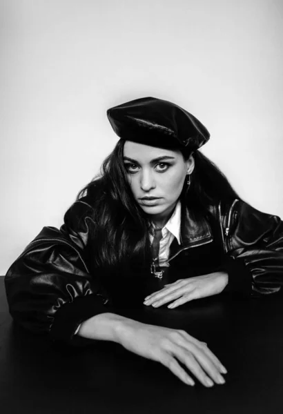 Fashion Portrait Beautiful Young Woman Black Leather Jacket Hat Stockfoto