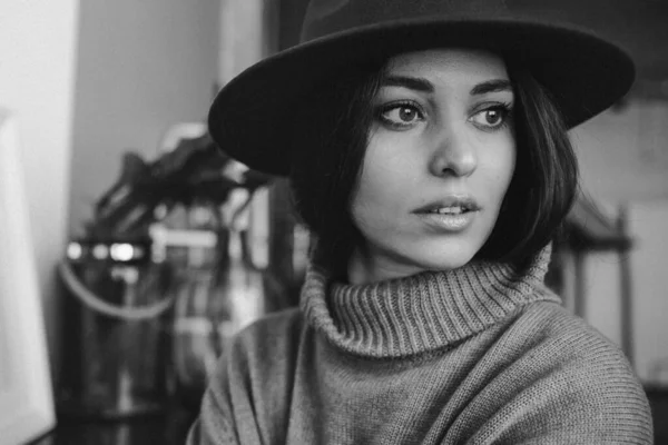 Şapkalı güzel bir genç kadının portresi.