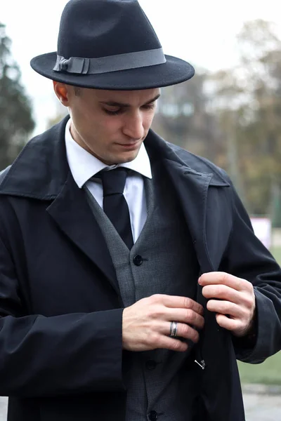 Men Photo Shoot Classic Plaid Suit Hat Backdrop Old Building — Stock Photo, Image