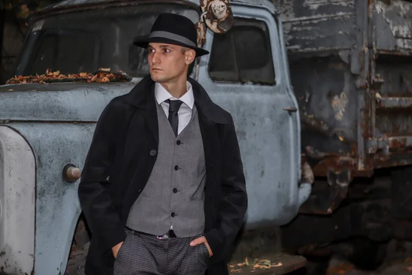 Men Photo Shoot Classic Plaid Suit Hat Backdrop Old Truck — Stock Photo, Image
