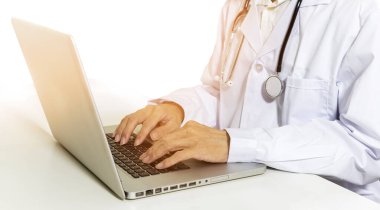 Doktorlar bilgisayarlar üzerinde çalışır. Hasta kayıtlarını ve tıbbi bilgileri topla.