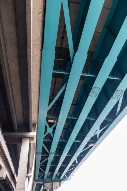 Otobanın altındaki çelik yapı, çelik yapı mühendisliği.