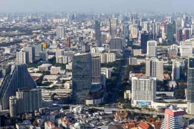 BANGKOK, THAILAND - 2 Kasım 2022:, Gündüz Bangkok, mavi gökyüzünde büyük şehir, Bangkok şehrinde gökdelenler