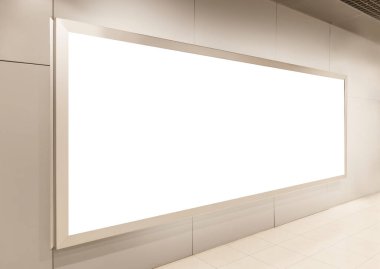 Metro yolundaki reklam panolarını taklit et..