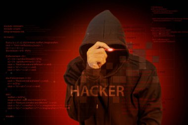 Hacker sistemdeki güvenliği kırdı. Dijital hırsızların tehlikeleri, siyah kapüşonlu bilgisayar korsanı.