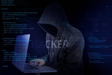 Hacker sistemdeki güvenliği kırdı. Dijital hırsızların tehlikeleri, siyah kapüşonlu bilgisayar korsanı.
