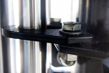 Altıgen fındık, çelik yapıyı düzeltiyor.