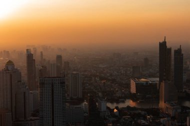 Akşamüstü büyük bir metropolde gün batımı, gün batımının muhteşem manzarası, özellikle odak noktası yok..