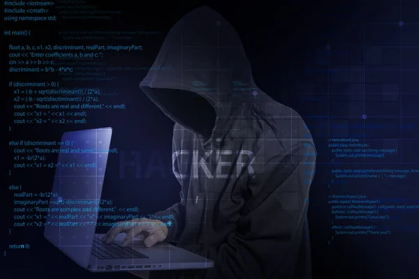 Hacker Sistemdeki Güvenliği Kırdı Dijital Hırsızların Tehlikeleri Siyah Kapüşonlu Bilgisayar — Stok fotoğraf