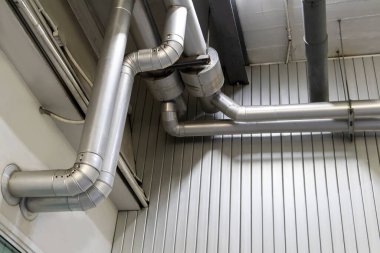 Çelik boru sistemi çalışıyor. Hava sistemleri için mühendislik.