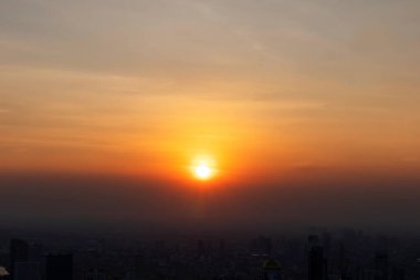 Akşamüstü büyük bir metropolde gün batımı, gün batımının muhteşem manzarası, özellikle odak noktası yok..