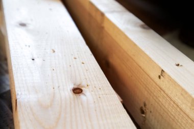 Ahşap döşeme çatlakları ve orijinal renginde doğal kontrplak yüzeyi, doğal renk ve desenlerle ahşap tahıl dokusu..