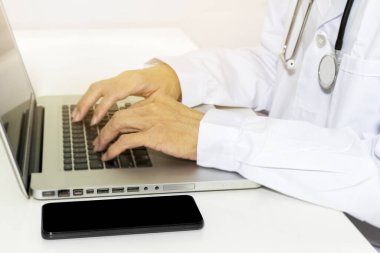 Doktorlar bilgisayarlar üzerinde çalışır. Hasta kayıtlarını ve tıbbi bilgileri topla.