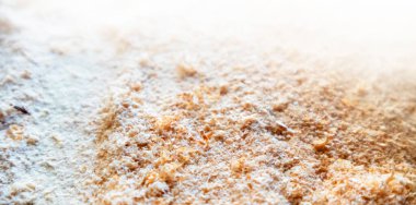 Ahşap işçiliğinde kullanılan odun parçaları ve talaş.