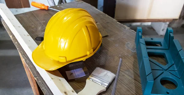 Ferramentas Trabalhador Construção Chapéu Duro Uma Mesa Madeira — Fotografia de Stock