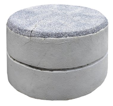 Beyaz arka planda, dış bahçedeki kayalık sandalye izole.