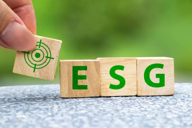 Sürdürülebilir, ESG konsepti için sosyal ve çevresel sorumluluk, sosyal sürdürülebilirlik için iyi yönetim ortamı, kaya zemininde ESG simgesi ve bulanık yaprak arka planı olan ahşap kutu imajı