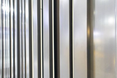 Soyut bir arkaplanda gri ve siyah dikey çizgi