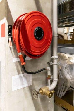 Binanın yangın musluğu ve önleme sisteminin yanı sıra bina güvenliği.