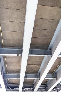 Çelik yapı binası. Yaya köprüsü çelik yapı ile inşa edilmiş..