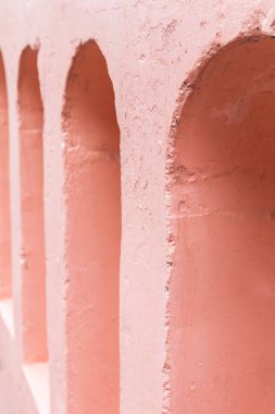 Soluk turuncu renkli kıvrımlı beton duvar.