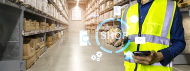 İnşaat malzemeleri için çevrimiçi sipariş sistemi kullanan mühendisler inşaat malzemeleri satın alıyor.