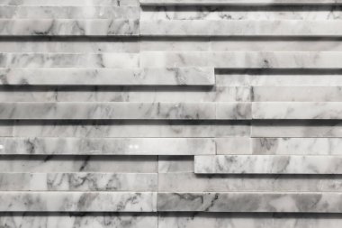 Taş duvar, iç dekorasyon malzemeleriyle küçük levhalardan yatay desenlere kesilmiş.