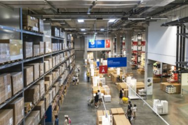 Mobilya almak için depo alanını seçerken aşağı doğru bakan bulanık üst görünüm, bulanık görüntü