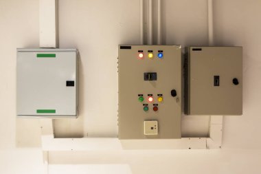 Binalardaki enerji ve aydınlatma sistemleri için elektrik dolapları